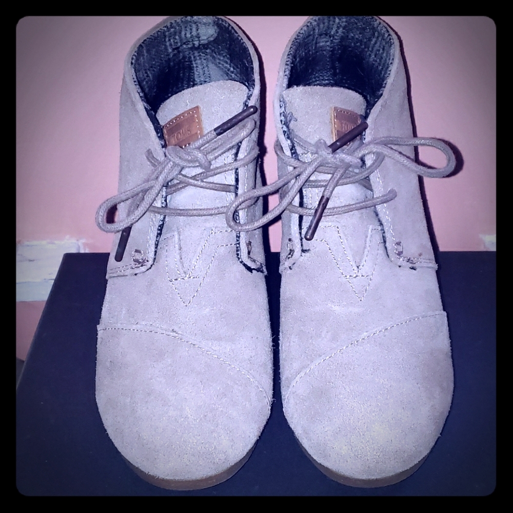 Toms tan suede desert wedges